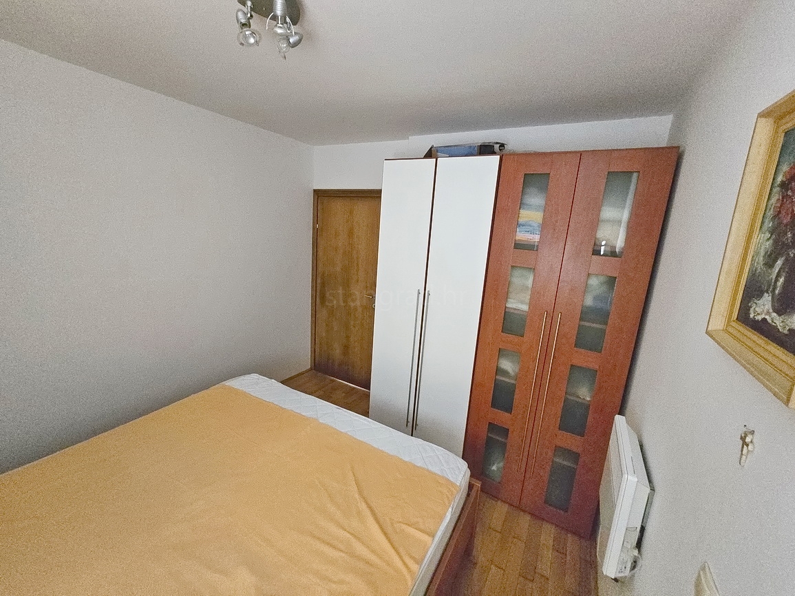 Malinska, pritlični apartma z vrtom in zasebnim bazenom!