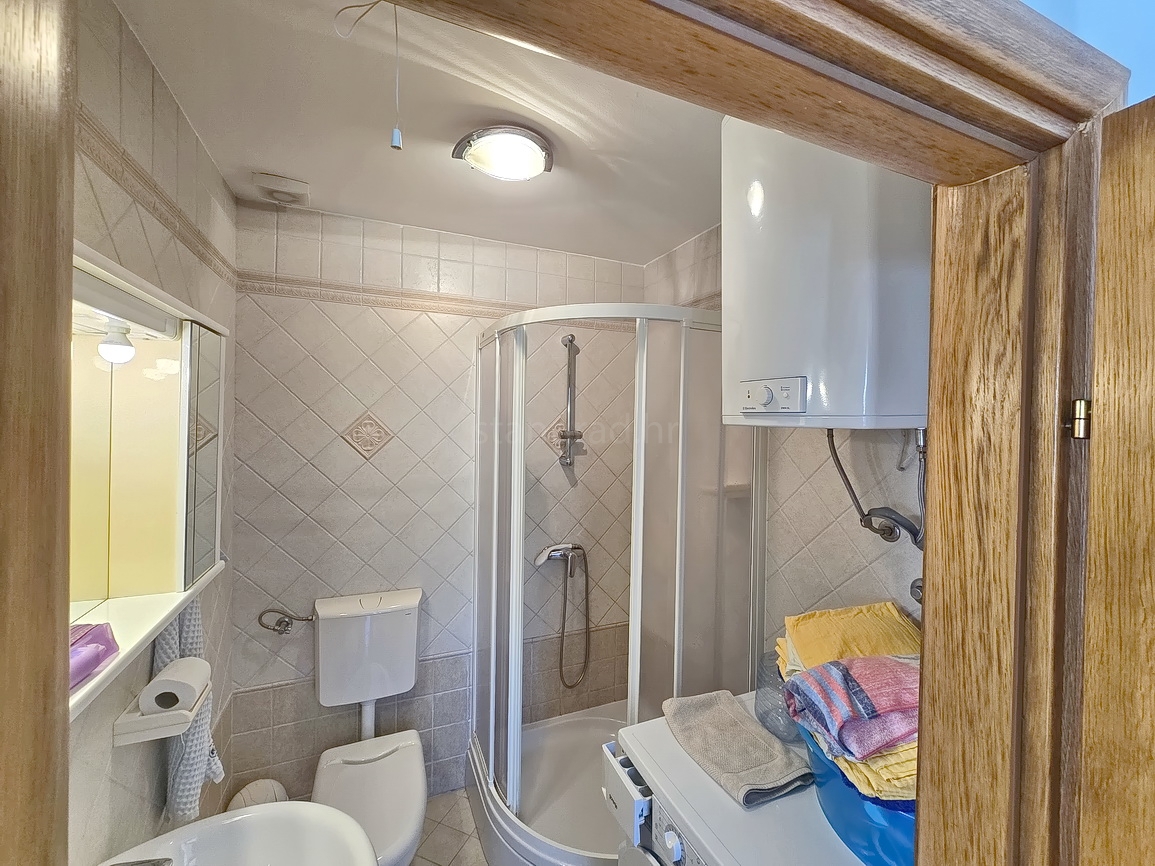 Malinska, pritlični apartma z vrtom in zasebnim bazenom!
