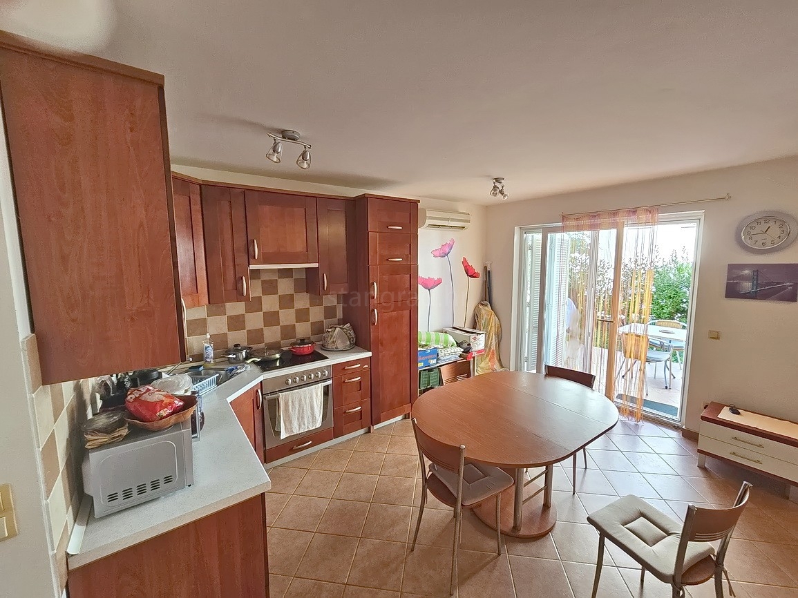 Malinska, pritlični apartma z vrtom in zasebnim bazenom!