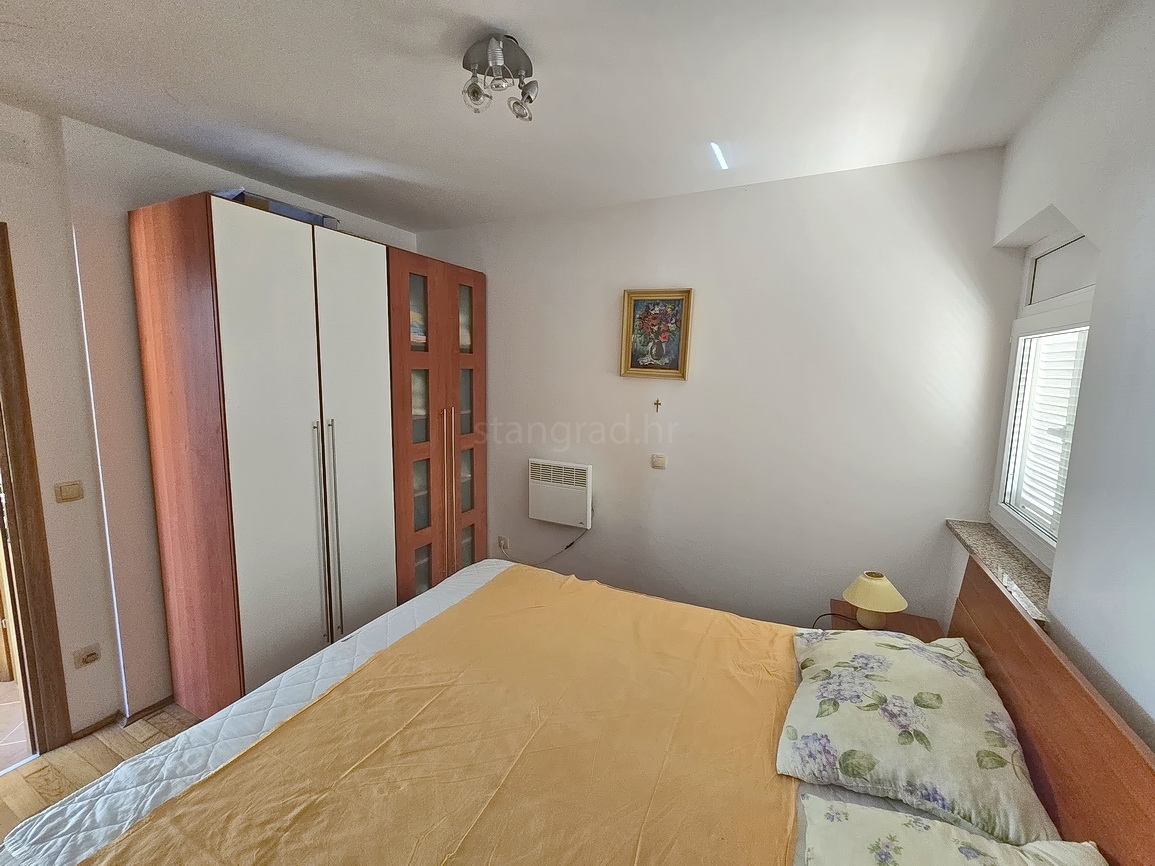 Malinska, pritlični apartma z vrtom in zasebnim bazenom!