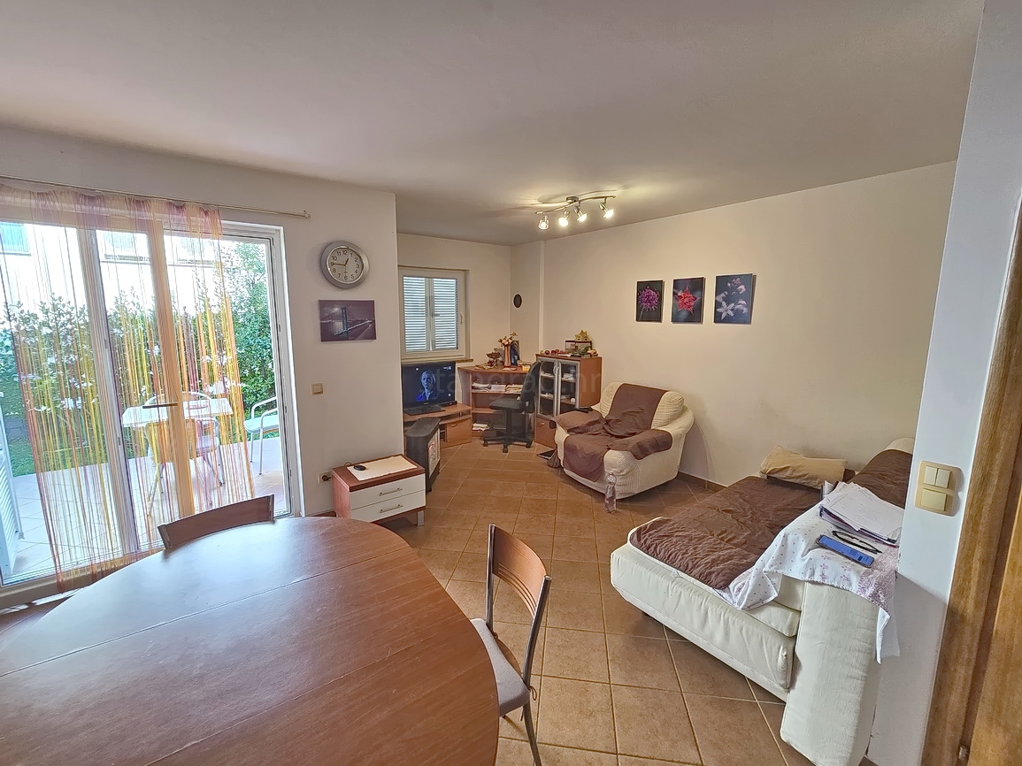 Malinska, pritlični apartma z vrtom in zasebnim bazenom!