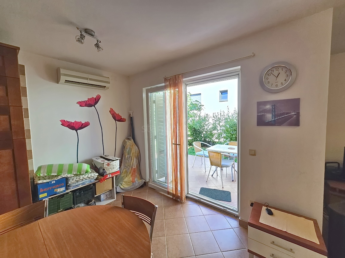 Malinska, pritlični apartma z vrtom in zasebnim bazenom!