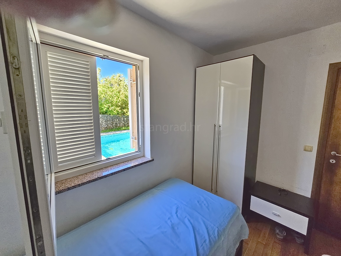 Malinska, pritlični apartma z vrtom in zasebnim bazenom!