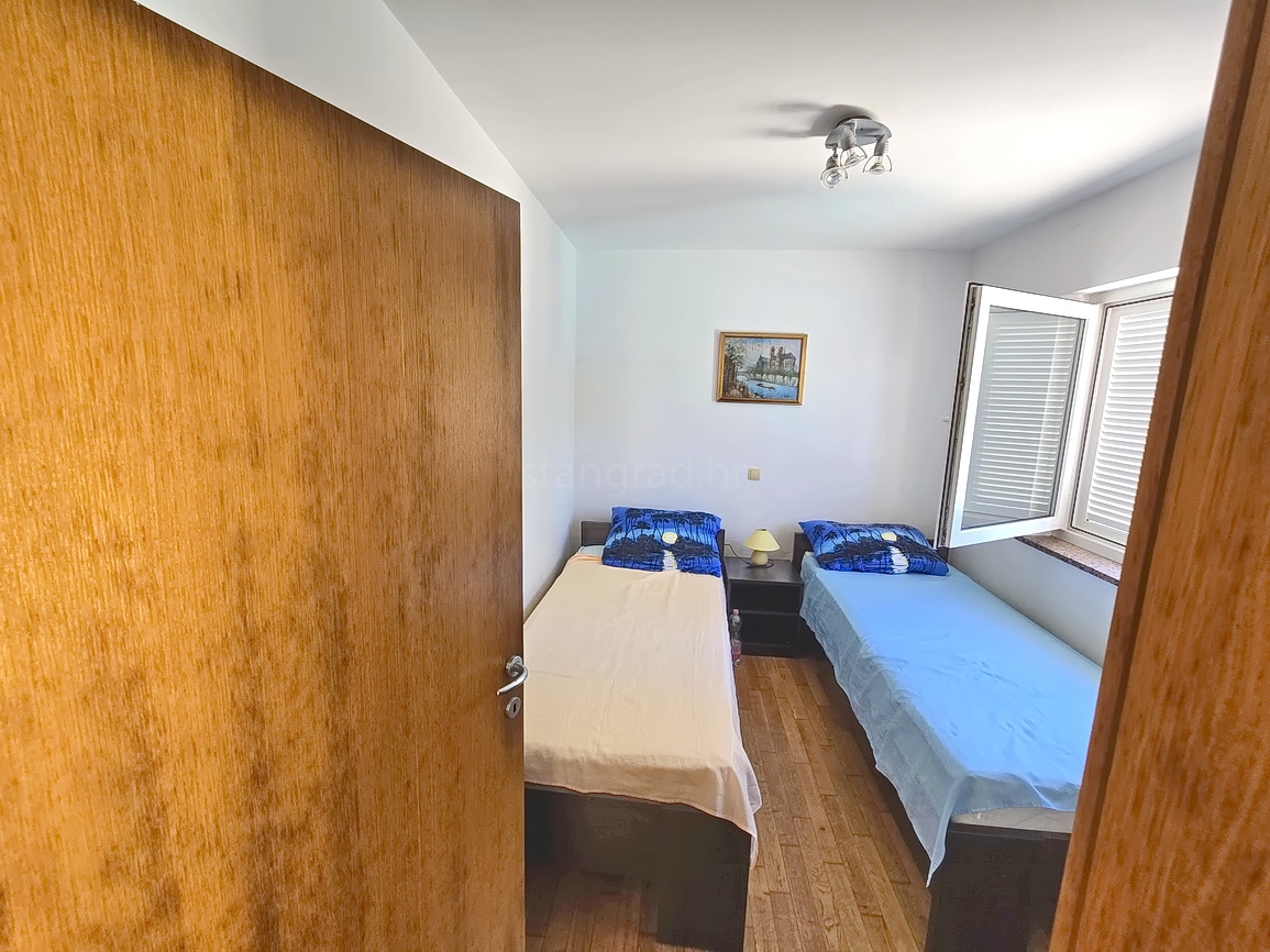 Malinska, pritlični apartma z vrtom in zasebnim bazenom!