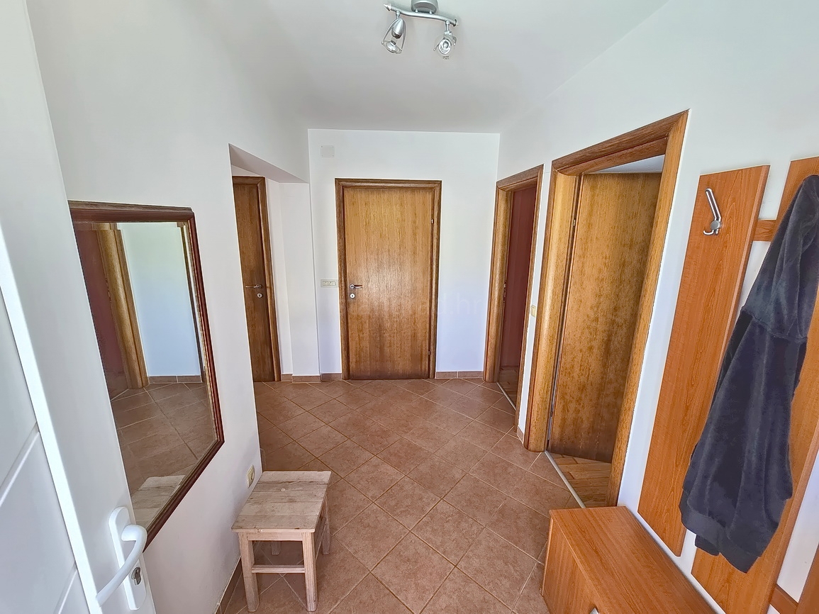 Malinska, pritlični apartma z vrtom in zasebnim bazenom!