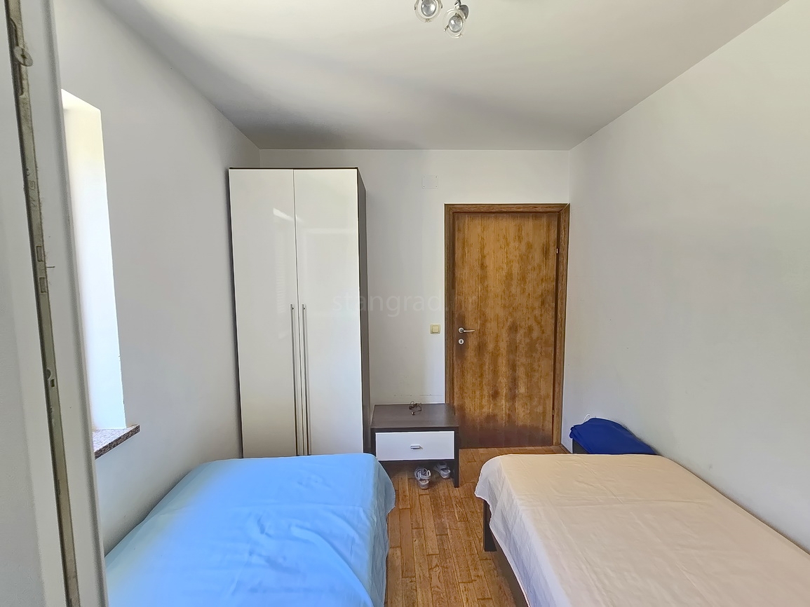 Malinska, pritlični apartma z vrtom in zasebnim bazenom!