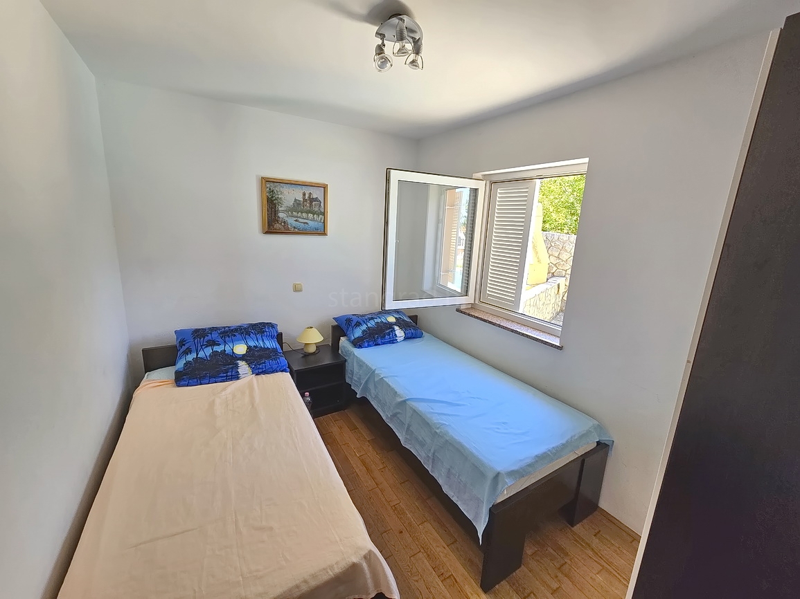 Malinska, pritlični apartma z vrtom in zasebnim bazenom!