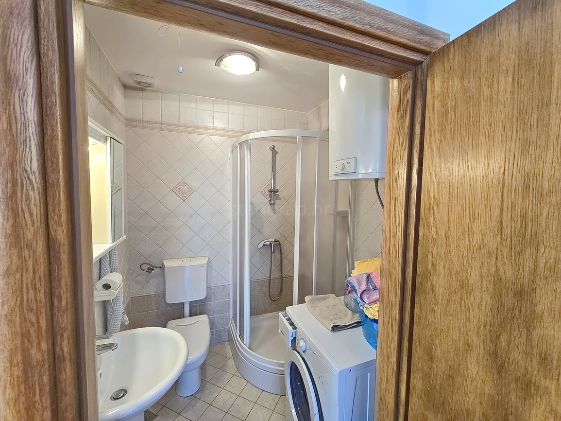 Malinska, pritlični apartma z vrtom in zasebnim bazenom!