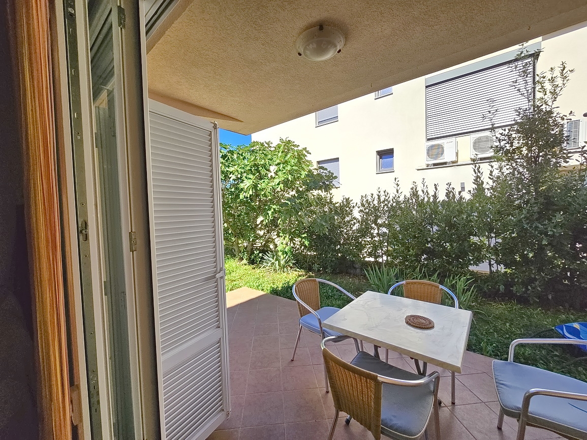Malinska, pritlični apartma z vrtom in zasebnim bazenom!