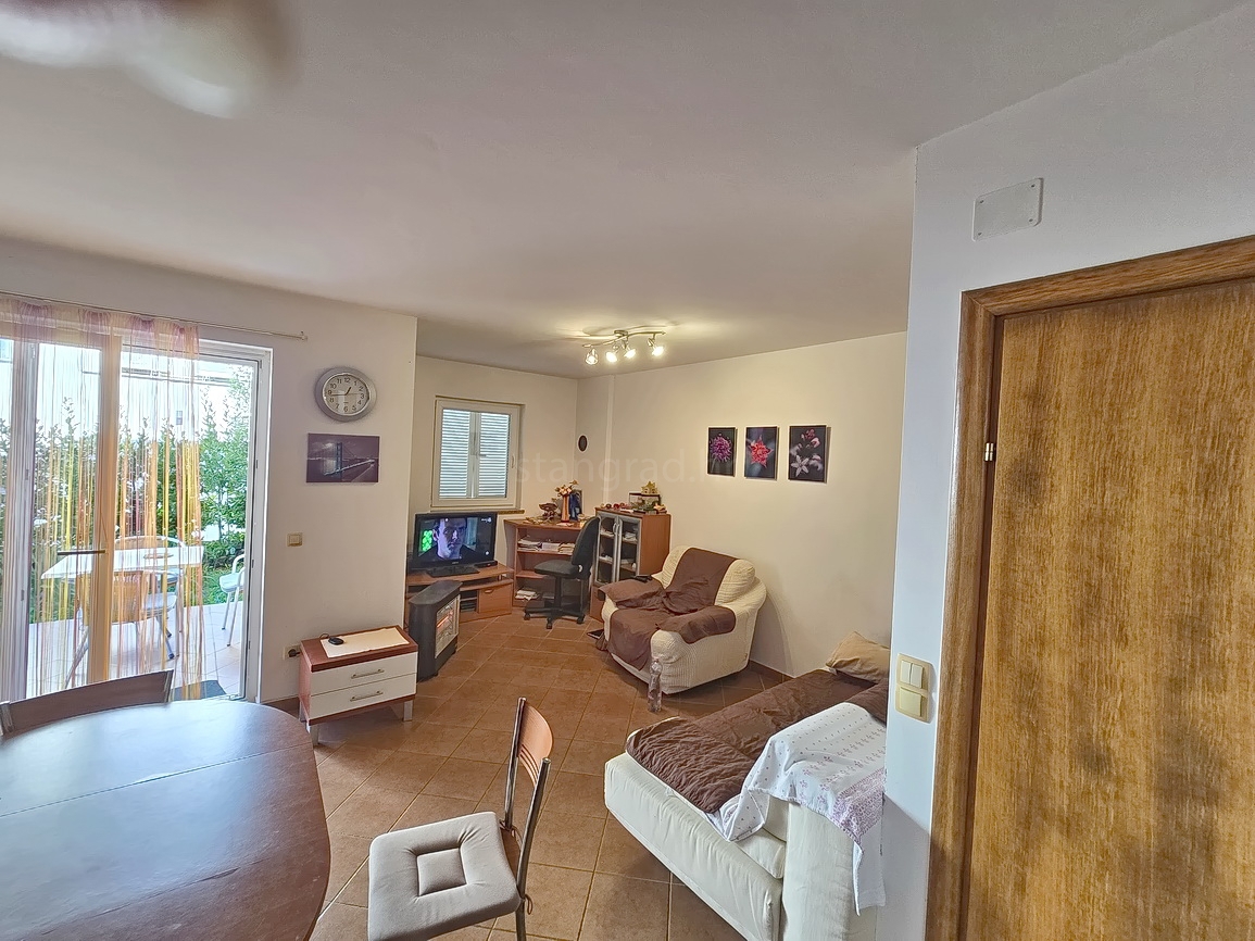 Malinska, pritlični apartma z vrtom in zasebnim bazenom!