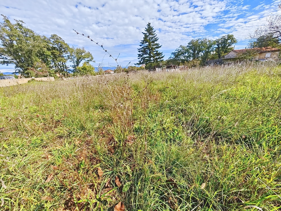 Dobrinj, prostorno gradbeno zemljišče pravilne oblike na mirni lokaciji!