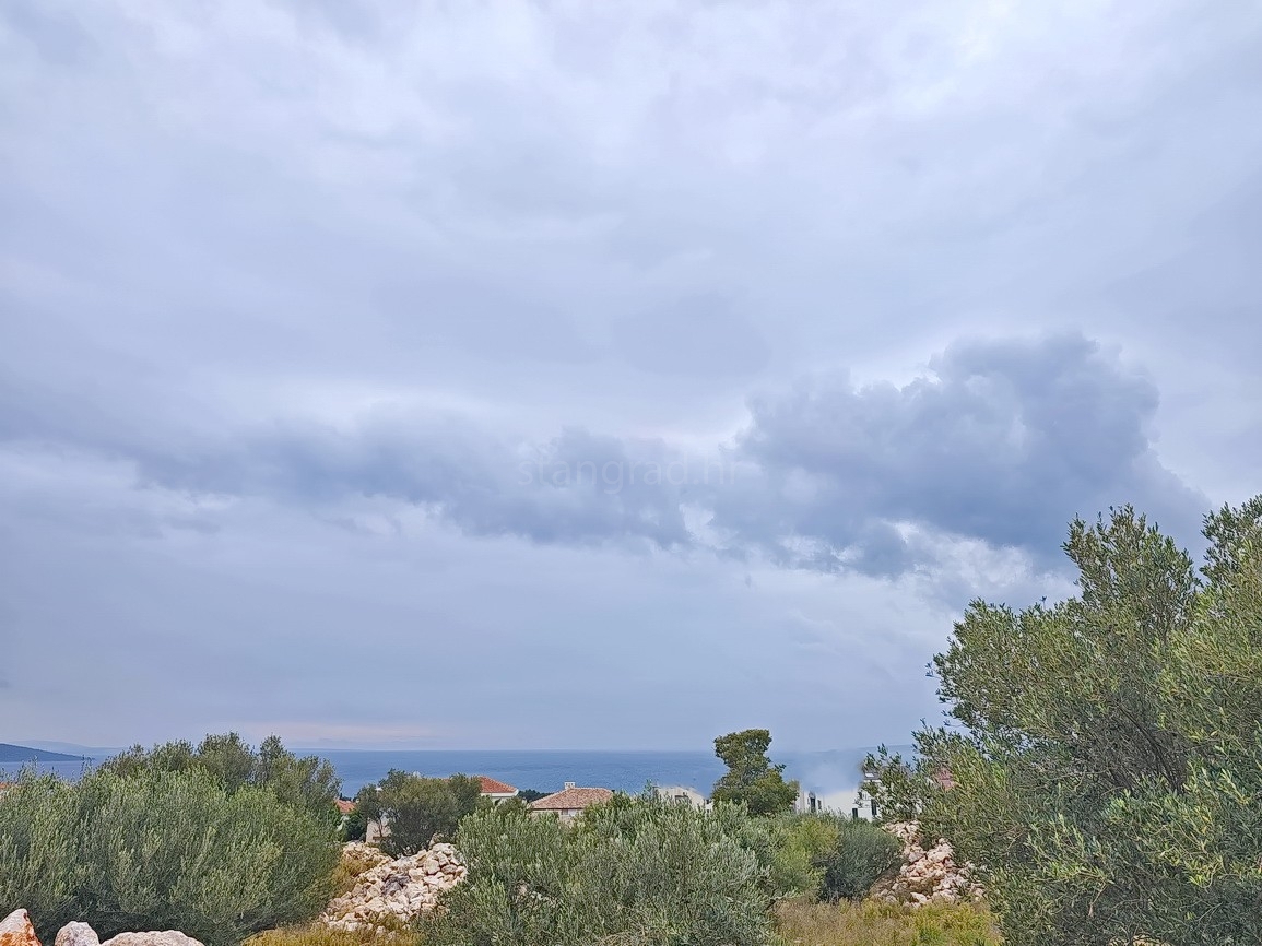 Krk, prostorno gradbeno zemljišče na atraktivni lokaciji!