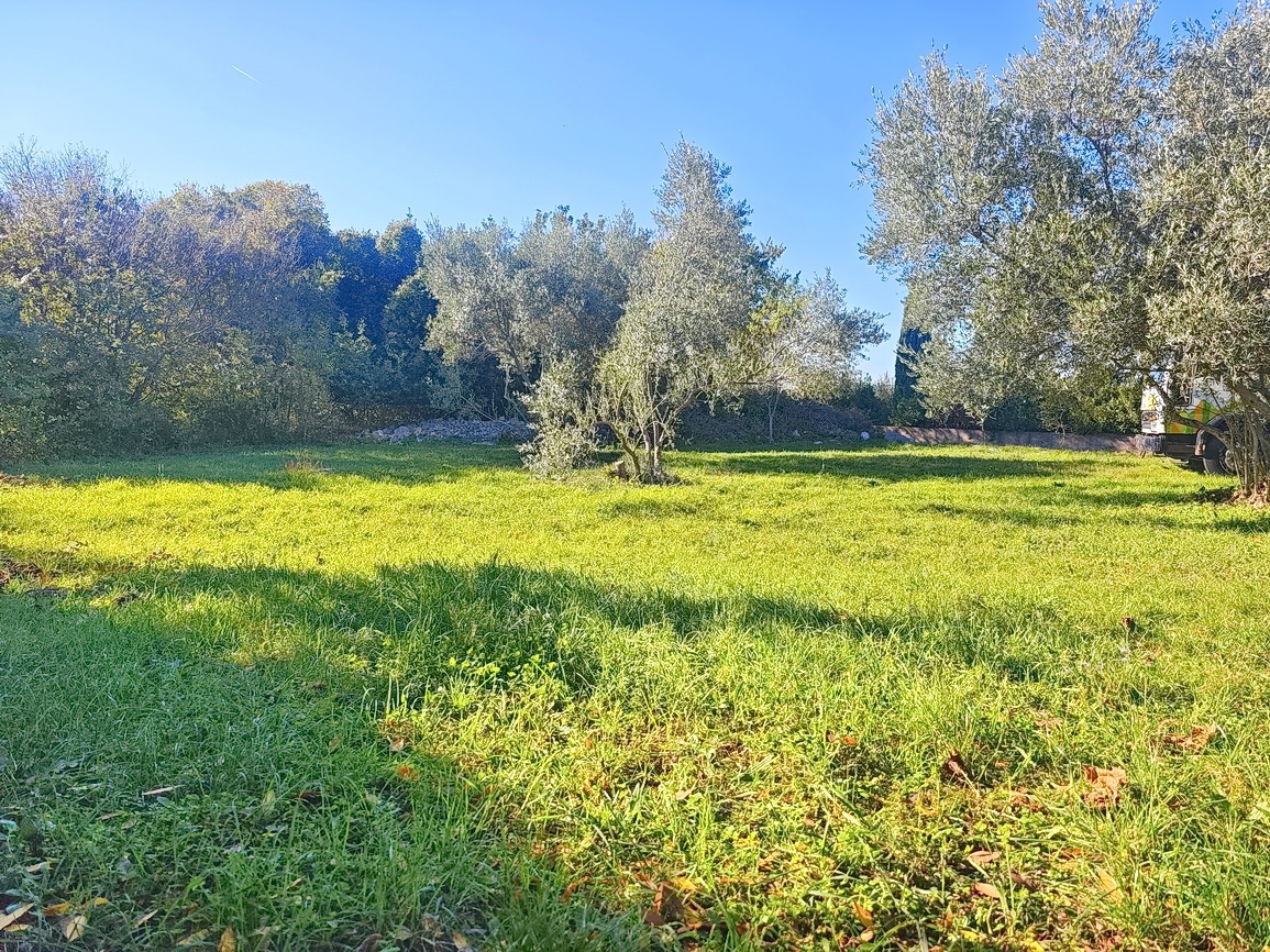 Okolica Malinske, gradbeno zemljišče na mirni lokaciji!
