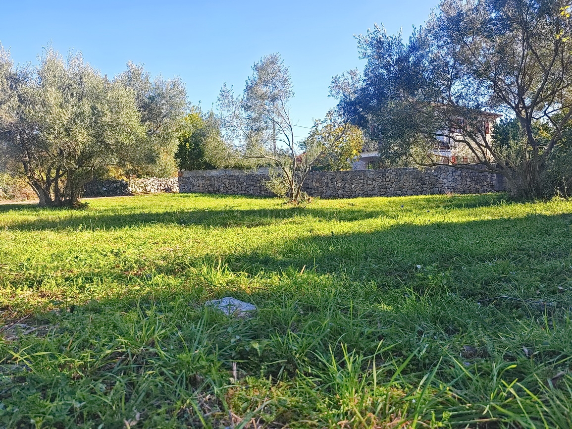 Okolica Malinske, gradbeno zemljišče na mirni lokaciji!