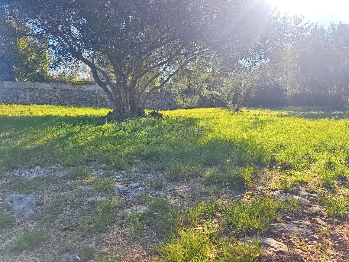 Okolica Malinske, gradbeno zemljišče na mirni lokaciji!