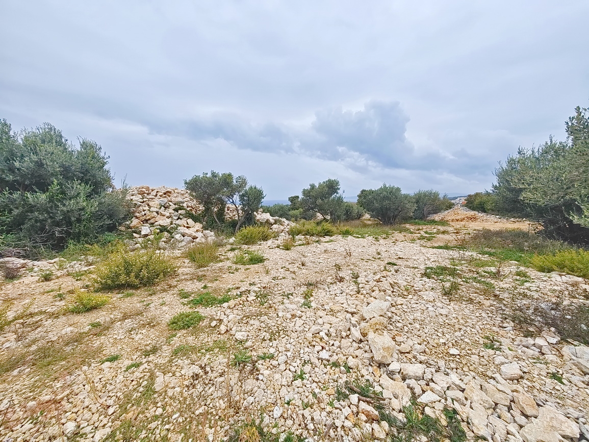 Krk, atraktivno gradbeno zemljišče na odlični lokaciji z razgledom!