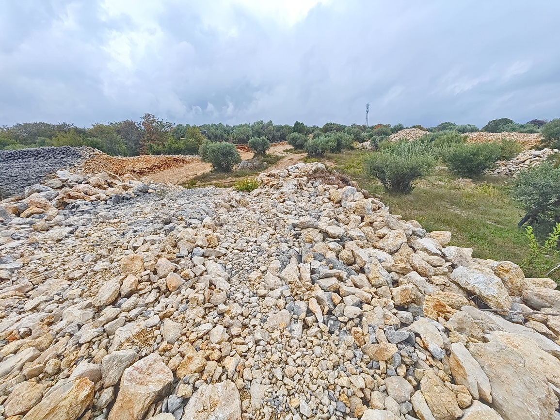 Krk, atraktivno gradbeno zemljišče na odlični lokaciji z razgledom!