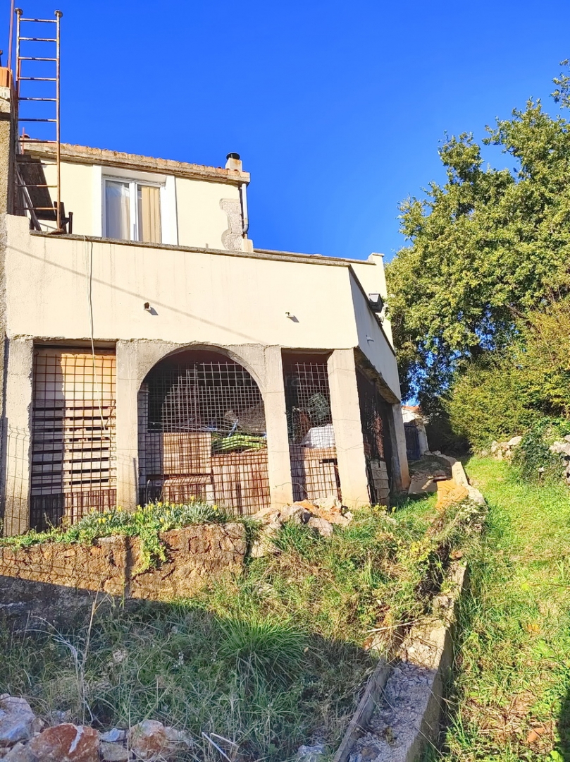 Okolica Vrbnika, kamnita hiša s pogledom na morje in vrtom!