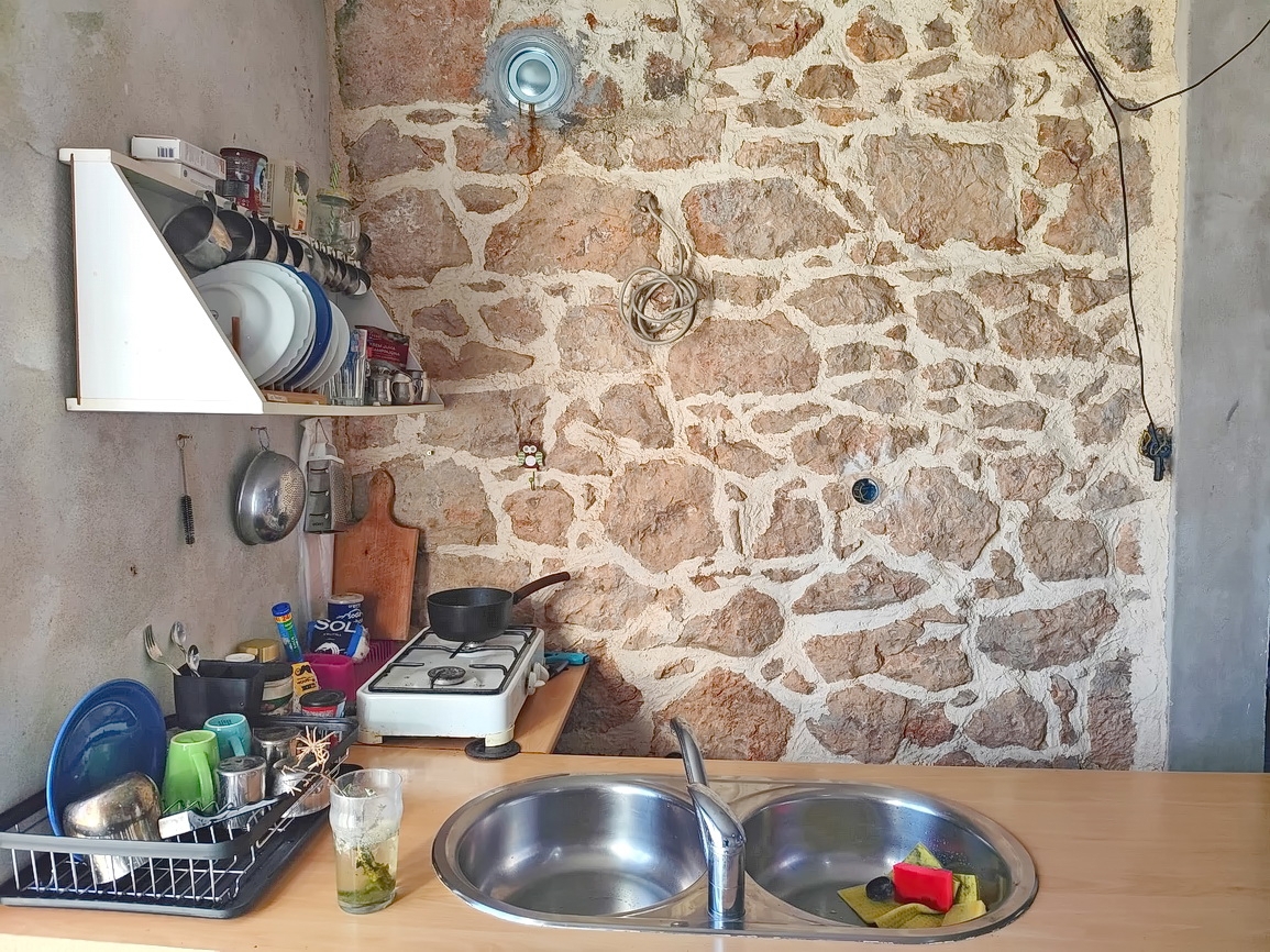 Okolica Vrbnika, kamnita hiša s pogledom na morje in vrtom!