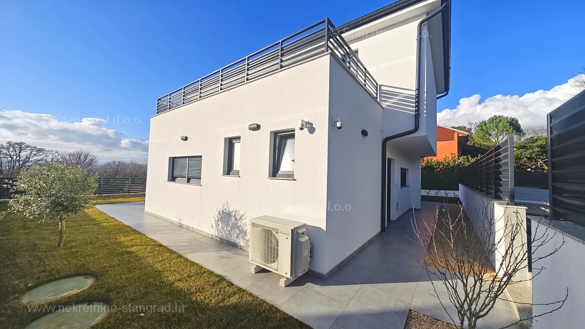 Malinska, novogradnja, družinska hiša z bazenom!