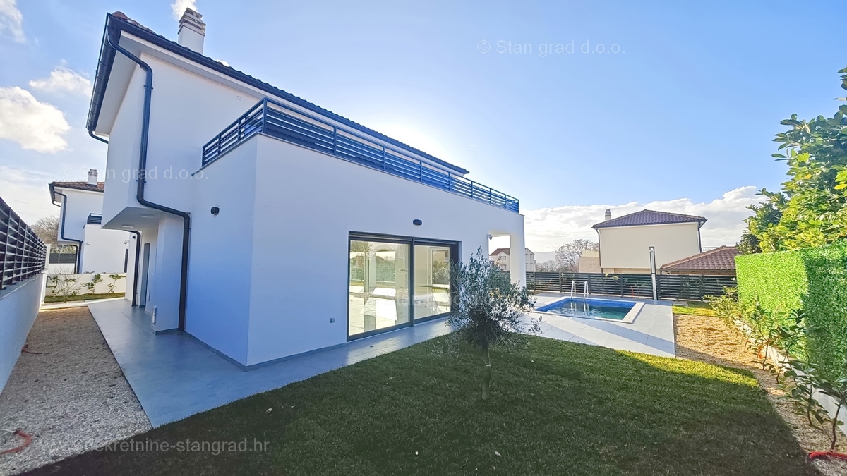Malinska, novogradnja, družinska hiša z bazenom!