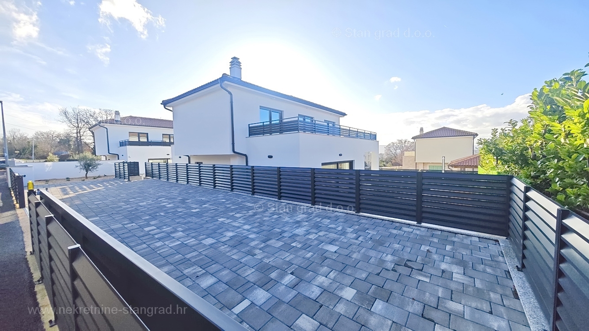 Malinska, novogradnja, družinska hiša z bazenom!