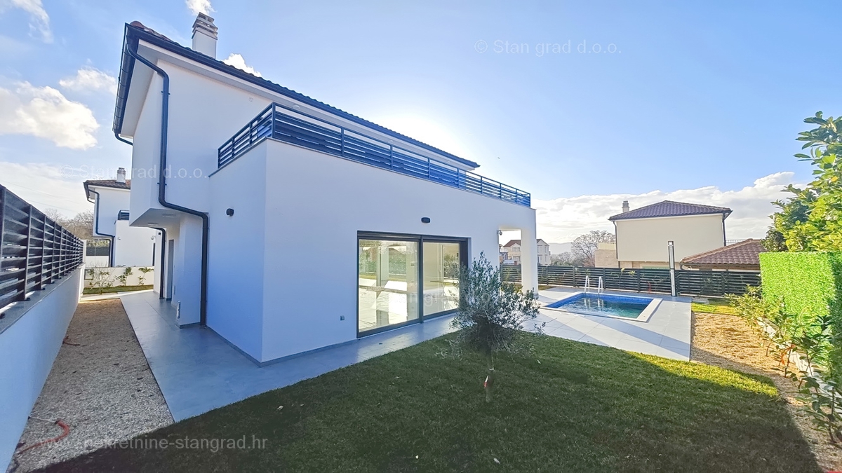 Malinska, novogradnja, družinska hiša z bazenom!