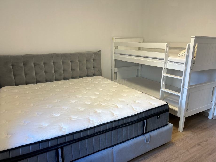 Šilo, pritlična hiša z vrtom blizu centra in morja!