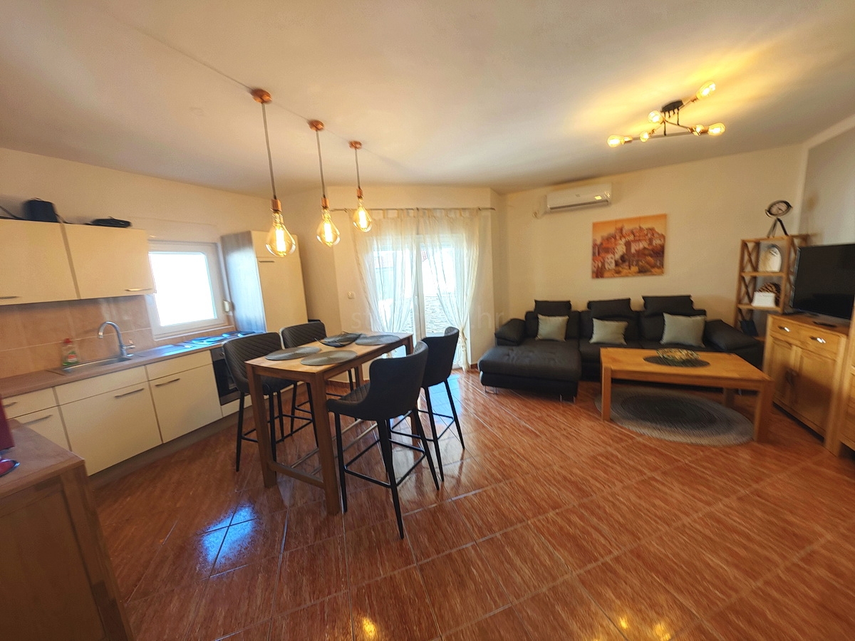 Malinska območje, dva apartmaja z vrtom in parkirnim mestom!