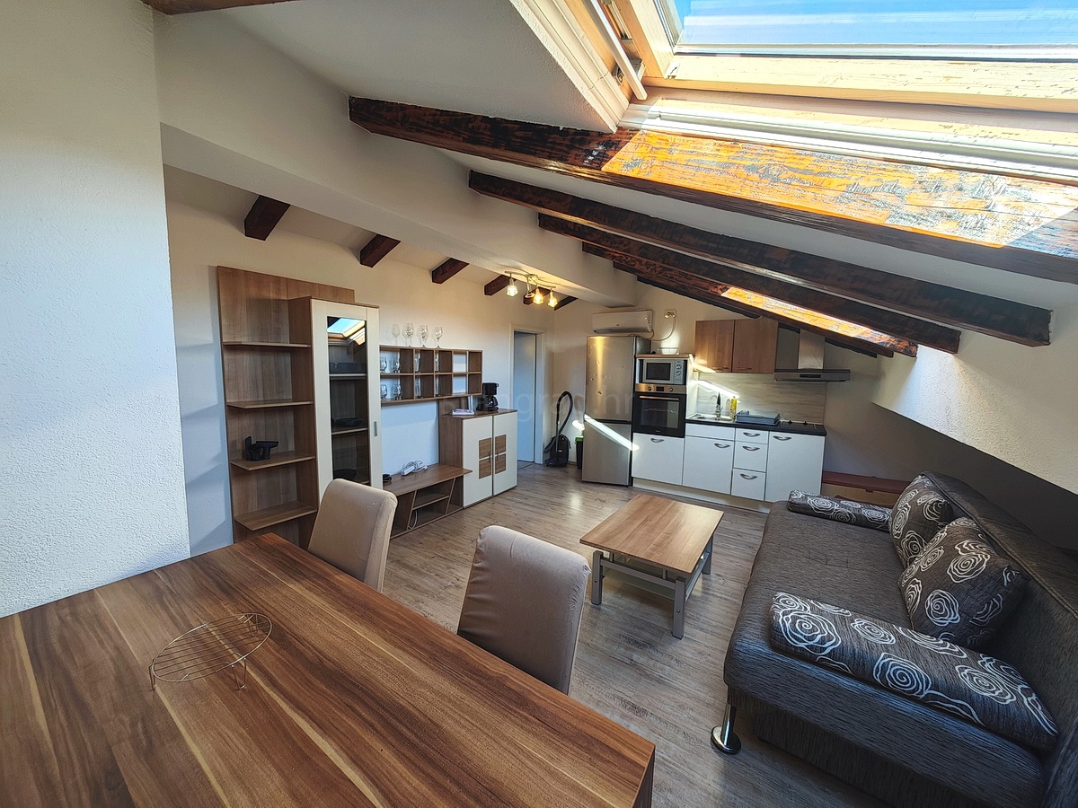 Malinska območje, dva apartmaja z vrtom in parkirnim mestom!