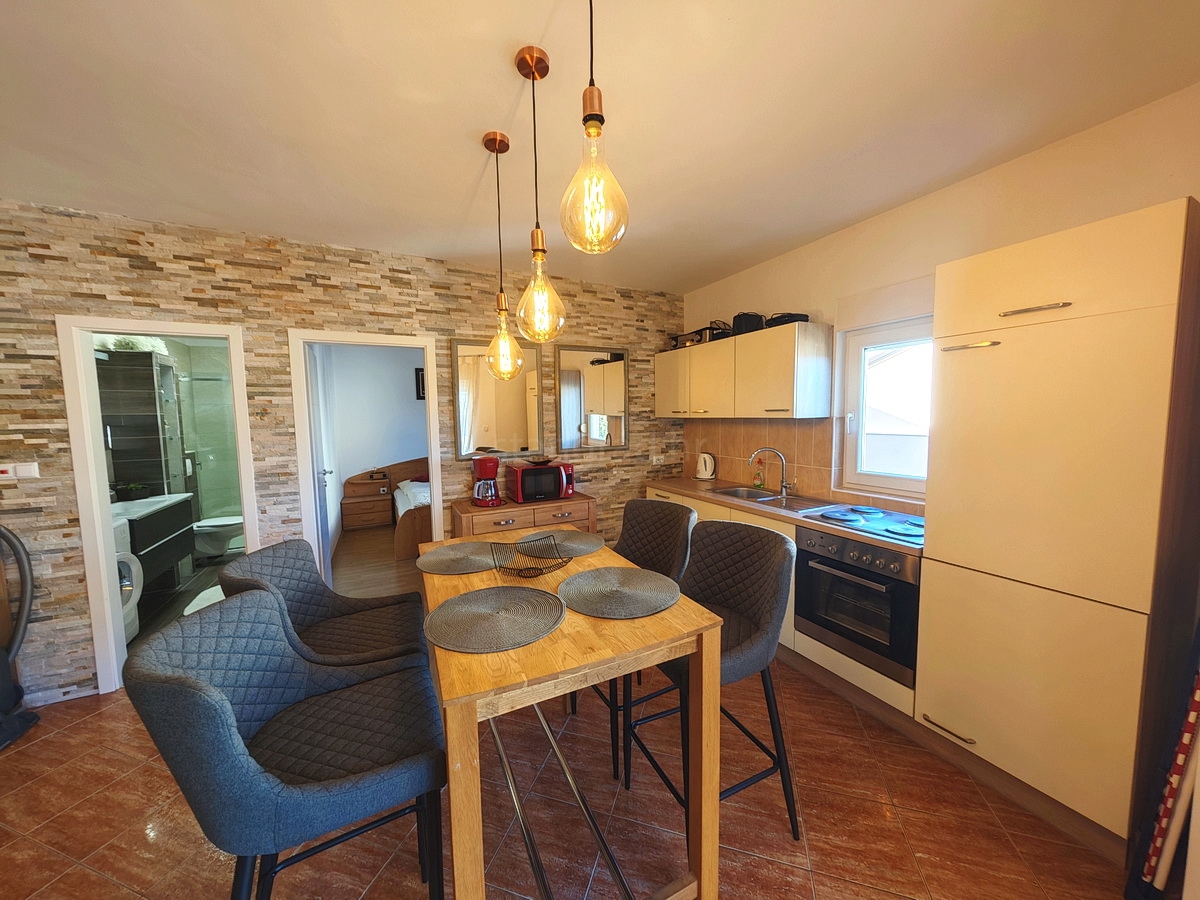 Malinska območje, dva apartmaja z vrtom in parkirnim mestom!