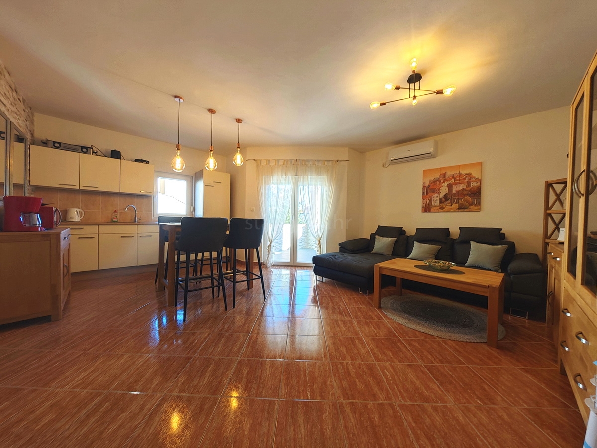 Malinska območje, dva apartmaja z vrtom in parkirnim mestom!