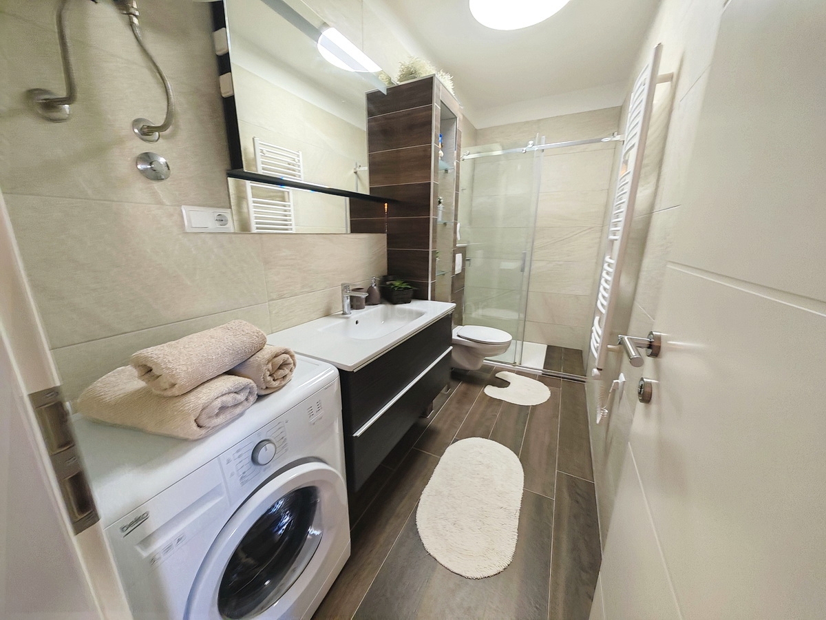 Malinska območje, dva apartmaja z vrtom in parkirnim mestom!