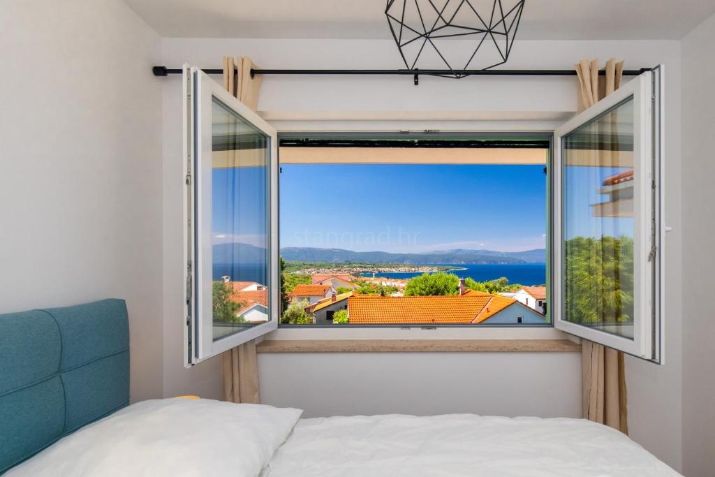 Malinska, moderna hiša z bazenom in pogledom na morje!