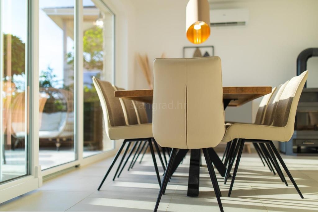 Malinska, moderna hiša z bazenom in pogledom na morje!