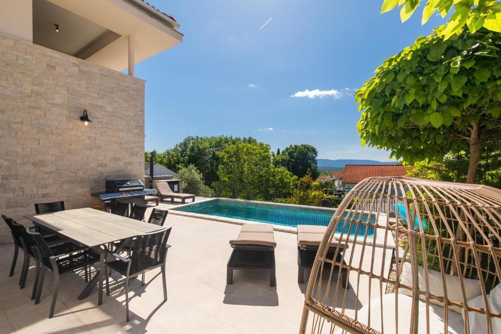 Malinska, moderna hiša z bazenom in pogledom na morje!