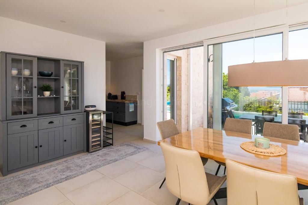 Malinska, moderna hiša z bazenom in pogledom na morje!