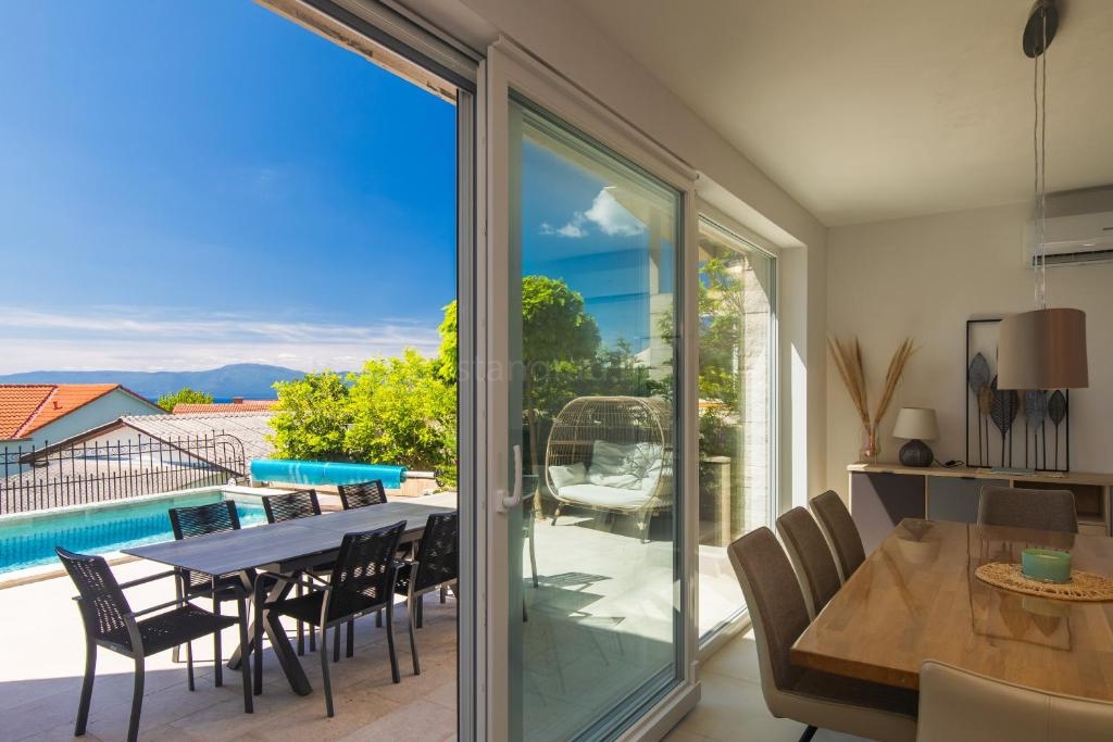 Malinska, moderna hiša z bazenom in pogledom na morje!