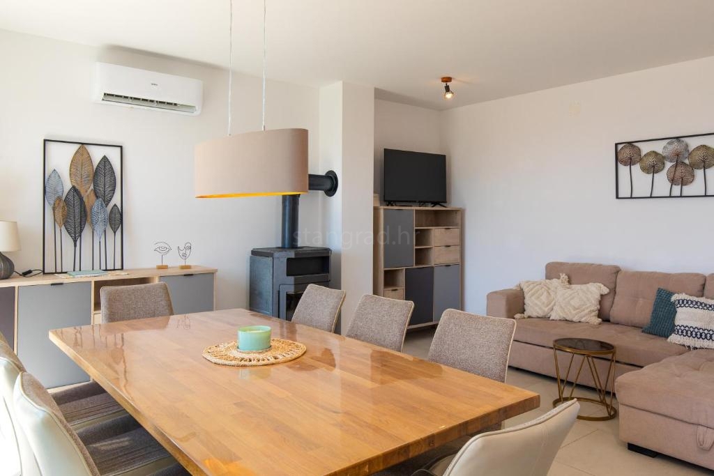 Malinska, moderna hiša z bazenom in pogledom na morje!