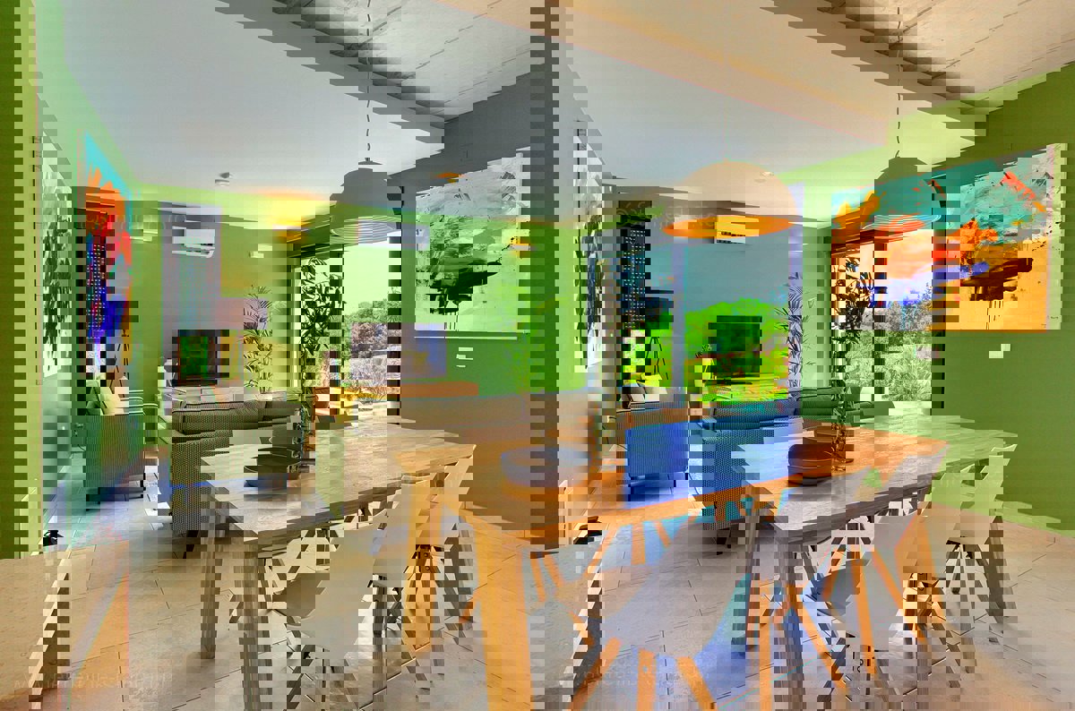 Moderna hiša z bazenom v bližini Krka