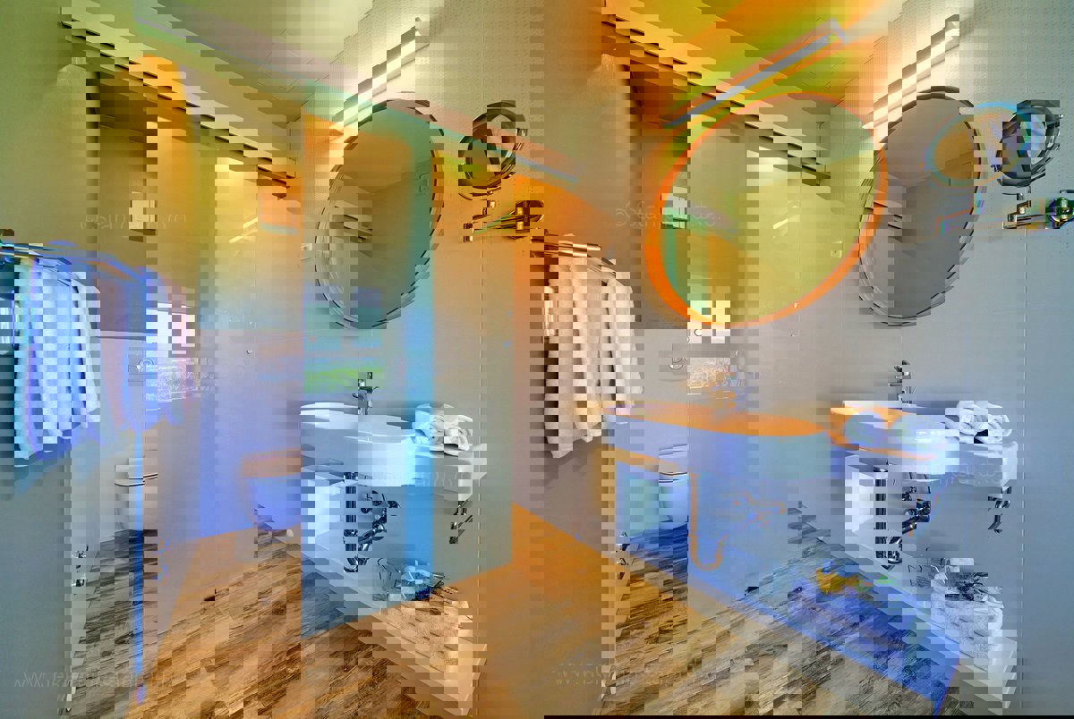 Moderna hiša z bazenom v bližini Krka