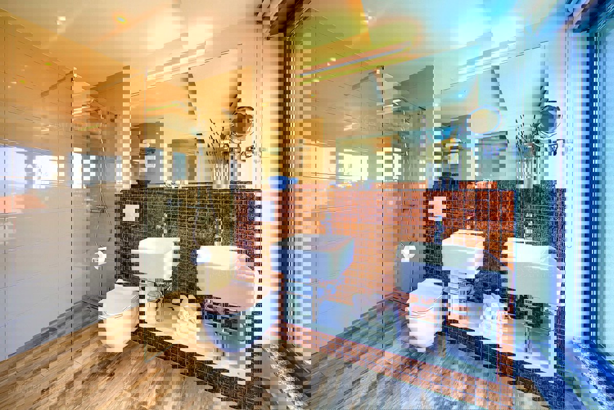 Moderna hiša z bazenom v bližini Krka