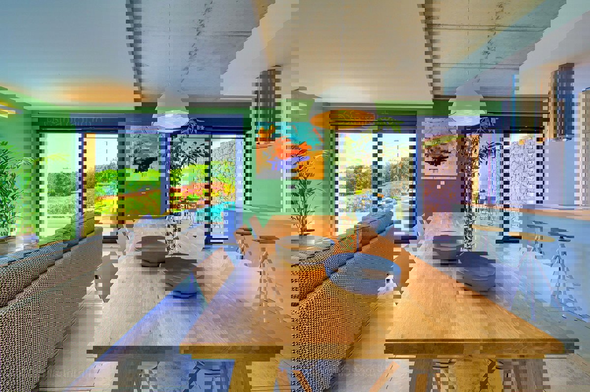 Moderna hiša z bazenom v bližini Krka