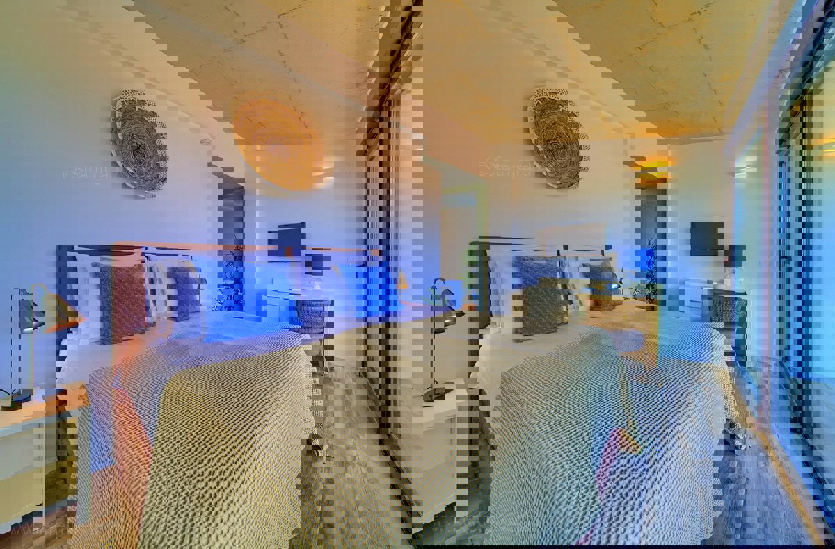 Moderna hiša z bazenom v bližini Krka