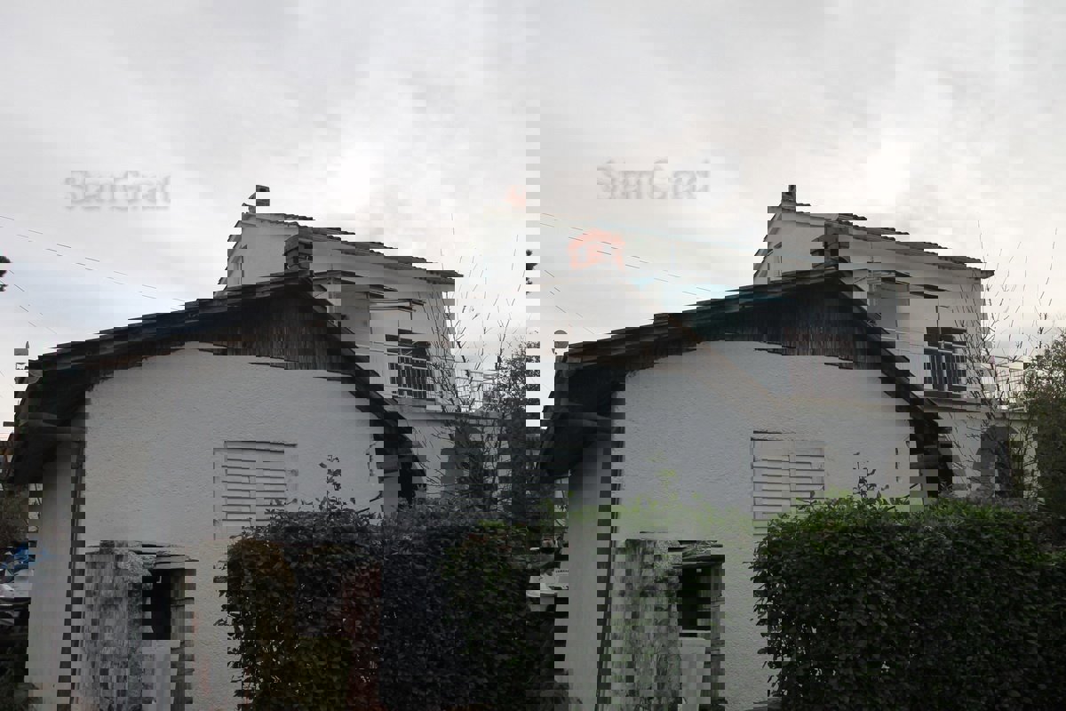 Malinska, samostojna hiša z dvema apartmajema in velikim vrtom na mirni lokaciji