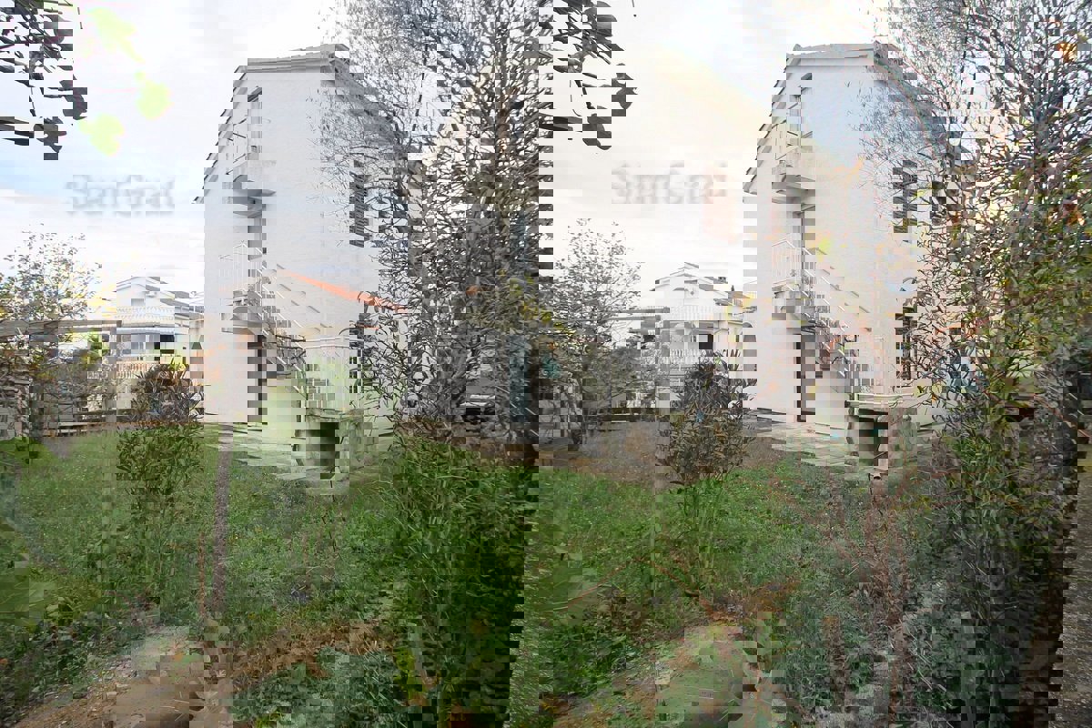 Malinska, samostojna hiša z dvema apartmajema in velikim vrtom na mirni lokaciji