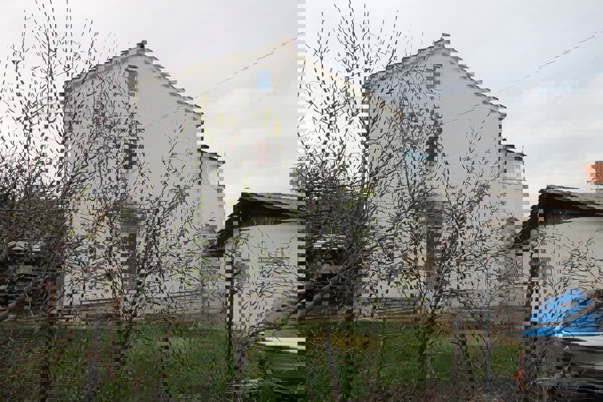Malinska, samostojna hiša z dvema apartmajema in velikim vrtom na mirni lokaciji
