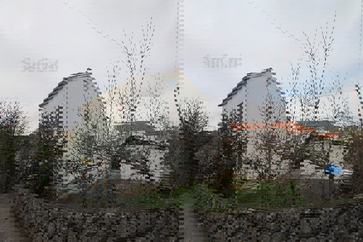 Malinska, samostojna hiša z dvema apartmajema in velikim vrtom na mirni lokaciji