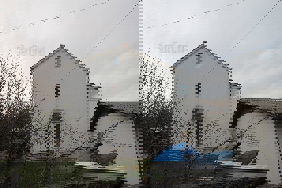 Malinska, samostojna hiša z dvema apartmajema in velikim vrtom na mirni lokaciji