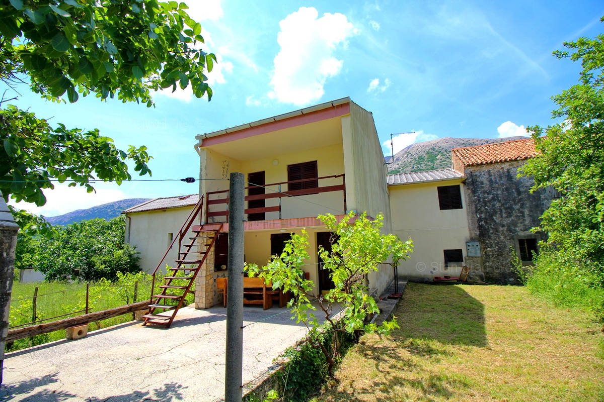 Baška, okolica, kamnita hiša v nizu z lepim vrtom